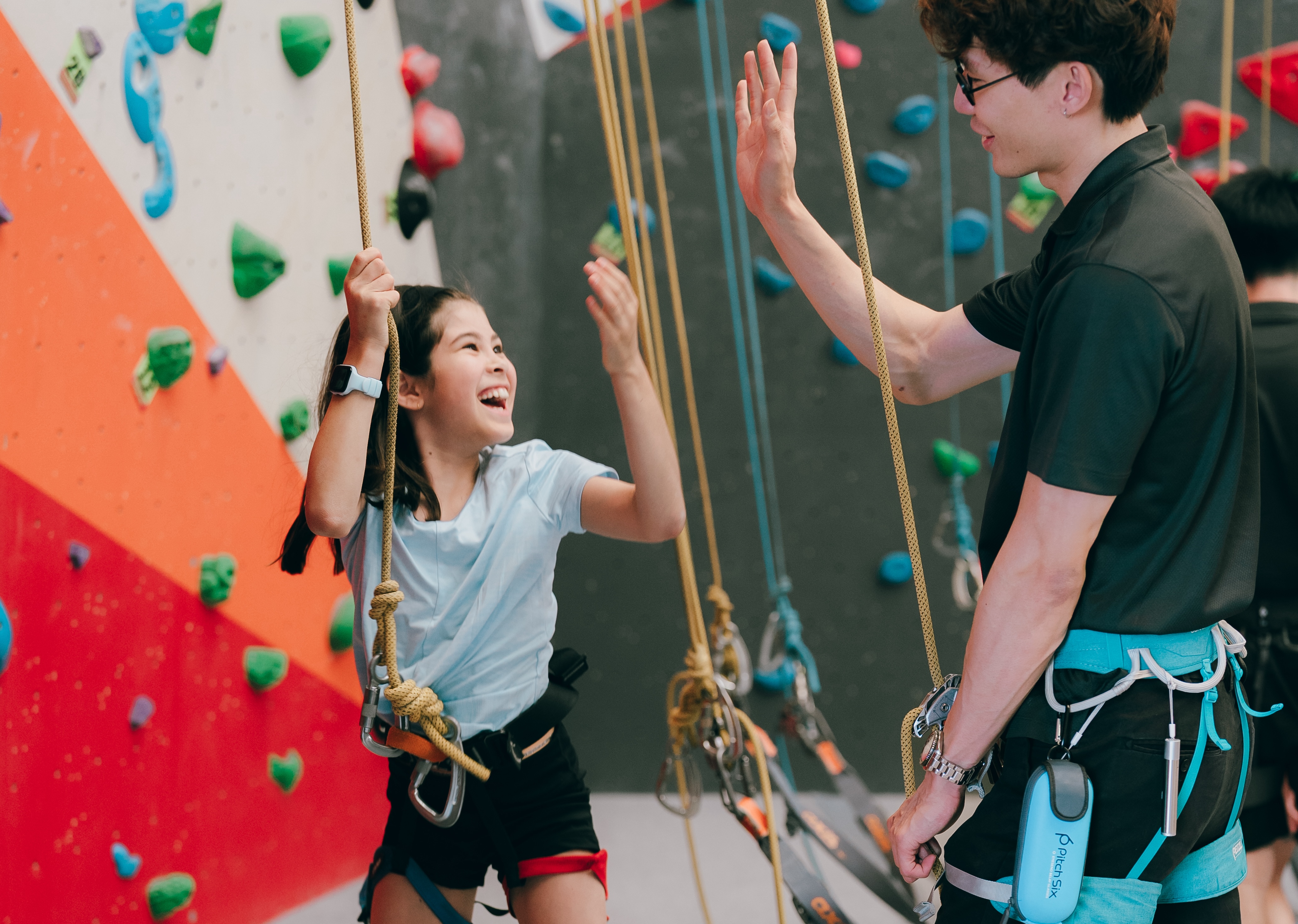 Exercise physiologist guiding climbing therapy